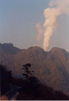 噴煙を上げる普賢岳（90年11月17日）