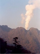 平成噴火の兆しの火山ガスをだす普賢岳（平成2年11月17日）